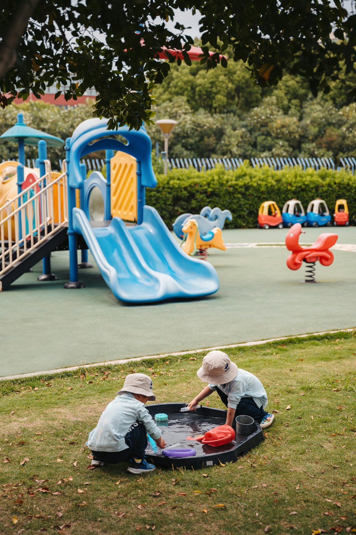 Дитячий майданчик із гіркою та зонами для активних ігор